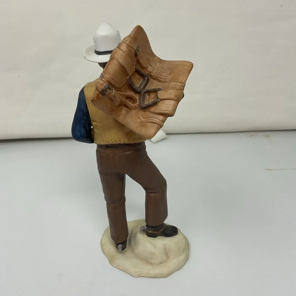 Avon Images of Hollywood John Wayne “Dark Command” Porcelain Figurine 1985 - Picture 3 of 4